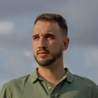 Alvaro Gomez posando a luz del sol